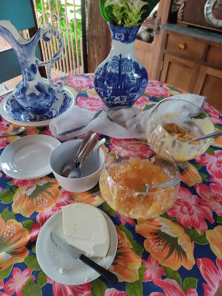 Mesa posta com queijo e doce caseiro