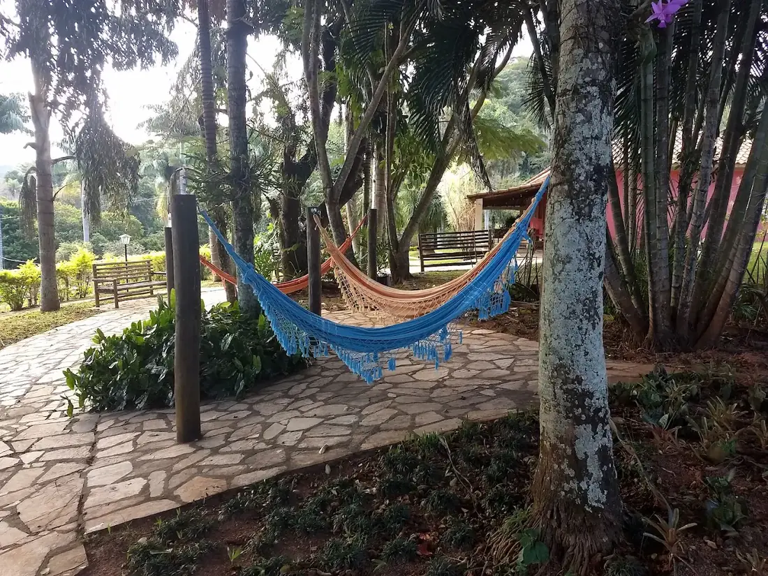 Redário à sombra das árvores